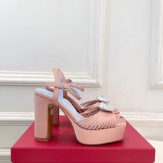 Valentino 华伦天奴 26𝐬𝐬 2026ss春夏新品 VT爱心钻扣细带高跟防水台凉鞋 上新☑️ ———————— Valentino 华伦天奴 26𝐬𝐬 2026ss春夏新品 VT爱心钻扣细带高跟防水台凉鞋 上新☑️ ————————