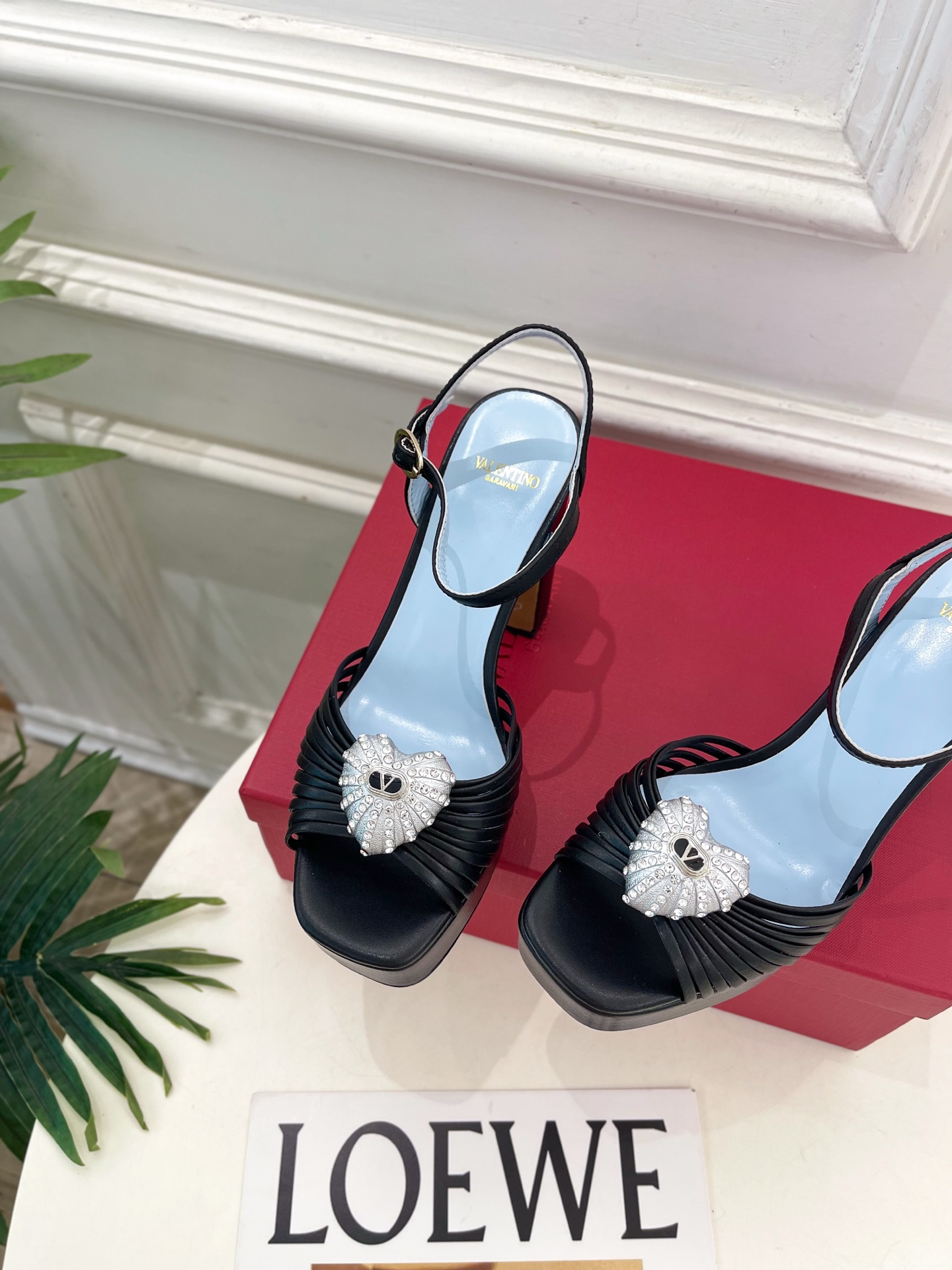 Valentino 华伦天奴 26𝐬𝐬 2026ss春夏新品 VT爱心钻扣细带高跟防水台凉鞋 上新☑️ ———————— Valentino 华伦天奴 26𝐬𝐬 2026ss春夏新品 VT爱心钻扣细带高跟防水台凉鞋 上新☑️ ————————