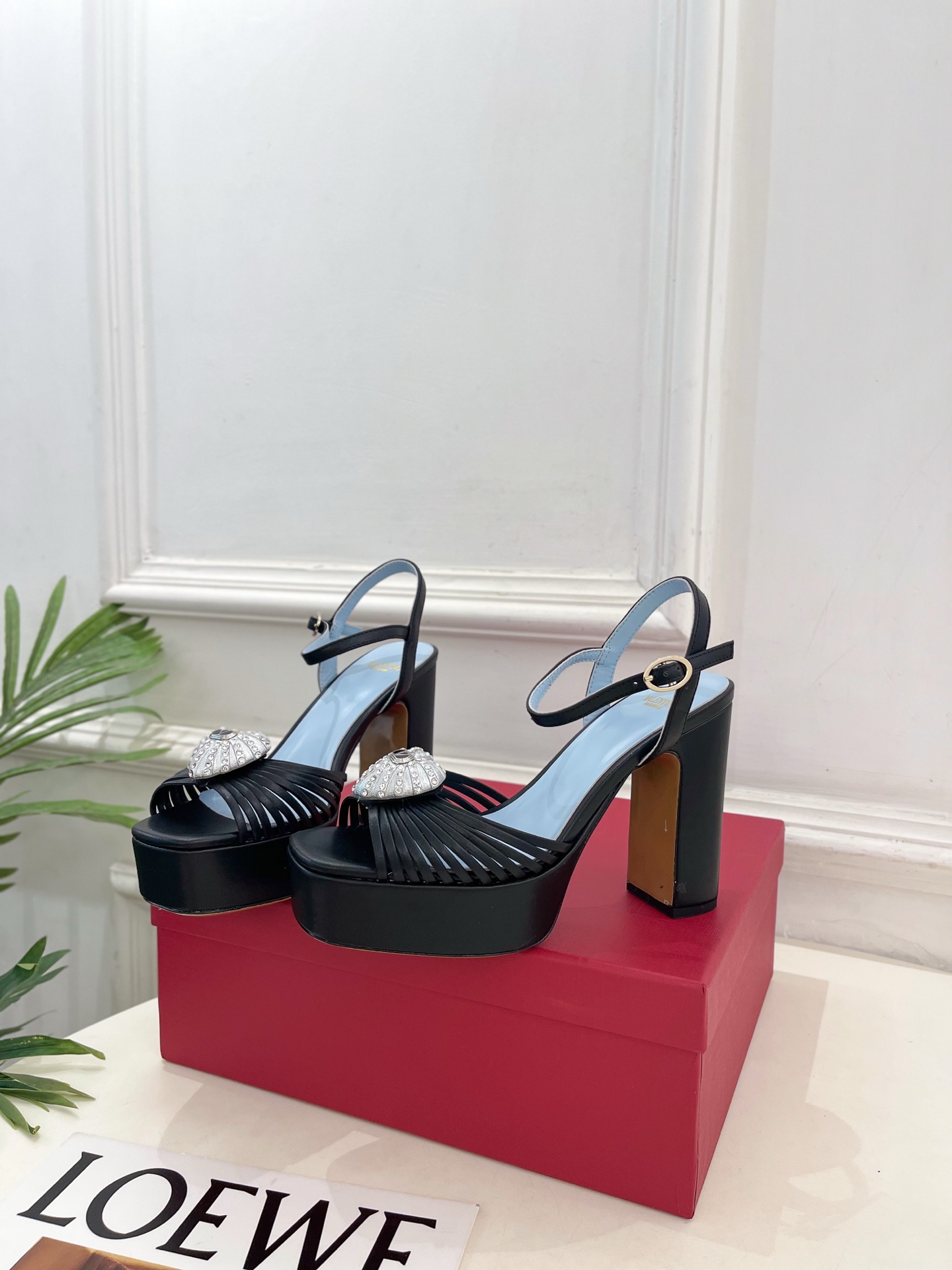 Valentino 华伦天奴 26𝐬𝐬 2026ss春夏新品 VT爱心钻扣细带高跟防水台凉鞋 上新☑️ ———————— Valentino 华伦天奴 26𝐬𝐬 2026ss春夏新品 VT爱心钻扣细带高跟防水台凉鞋 上新☑️ ————————