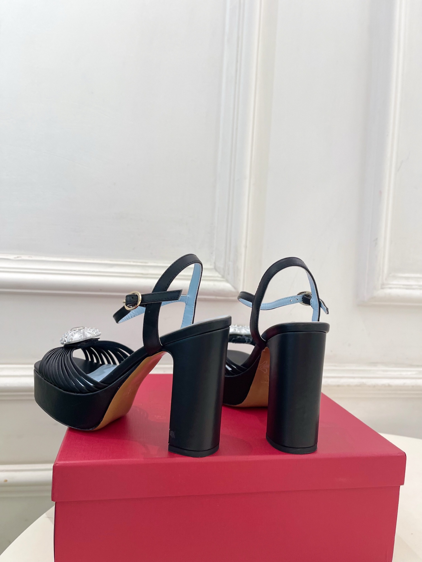 Valentino 华伦天奴 26𝐬𝐬 2026ss春夏新品 VT爱心钻扣细带高跟防水台凉鞋 上新☑️ ———————— Valentino 华伦天奴 26𝐬𝐬 2026ss春夏新品 VT爱心钻扣细带高跟防水台凉鞋 上新☑️ ————————