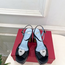 Valentino 华伦天奴 26𝐬𝐬 2026ss春夏新品 VT爱心钻扣细带高跟防水台凉鞋 上新☑️ ———————— Valentino 华伦天奴 26𝐬𝐬 2026ss春夏新品 VT爱心钻扣细带高跟防水台凉鞋 上新☑️ ————————