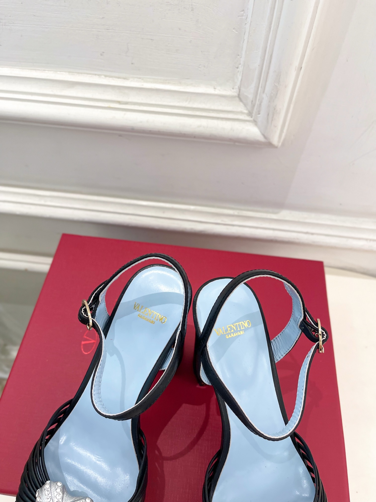 Valentino 华伦天奴 26𝐬𝐬 2026ss春夏新品 VT爱心钻扣细带高跟防水台凉鞋 上新☑️ ———————— Valentino 华伦天奴 26𝐬𝐬 2026ss春夏新品 VT爱心钻扣细带高跟防水台凉鞋 上新☑️ ————————