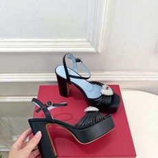Valentino 华伦天奴 26𝐬𝐬 2026ss春夏新品 VT爱心钻扣细带高跟防水台凉鞋 上新☑️ ———————— Valentino 华伦天奴 26𝐬𝐬 2026ss春夏新品 VT爱心钻扣细带高跟防水台凉鞋 上新☑️ ————————