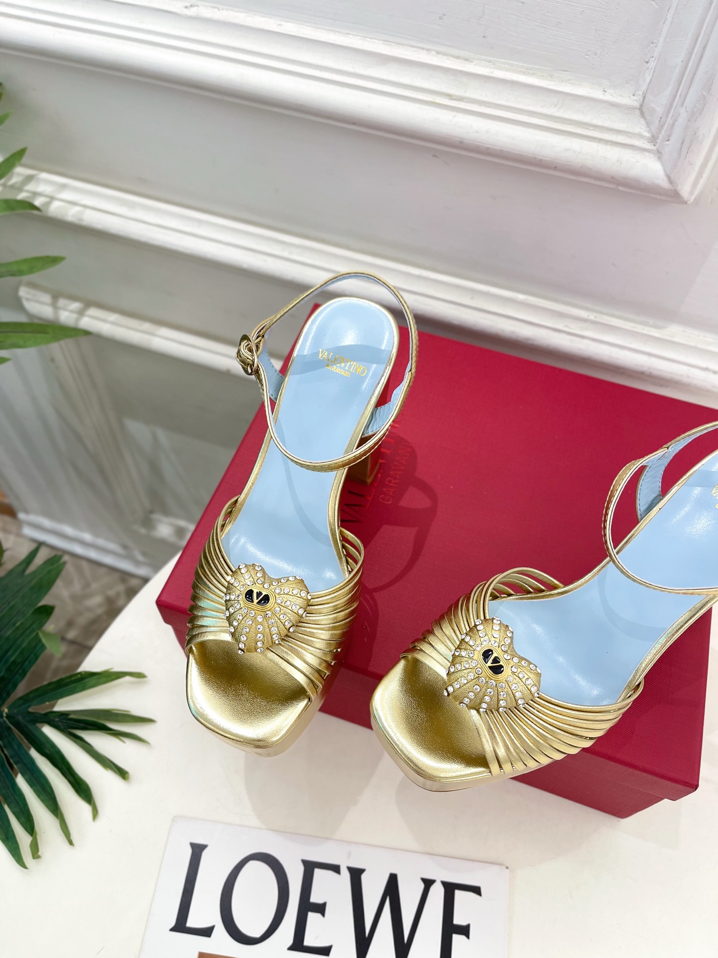 Valentino 华伦天奴 26𝐬𝐬 2026ss春夏新品 VT爱心钻扣细带高跟防水台凉鞋 上新☑️ ———————— Valentino 华伦天奴 26𝐬𝐬 2026ss春夏新品 VT爱心钻扣细带高跟防水台凉鞋 上新☑️ ————————