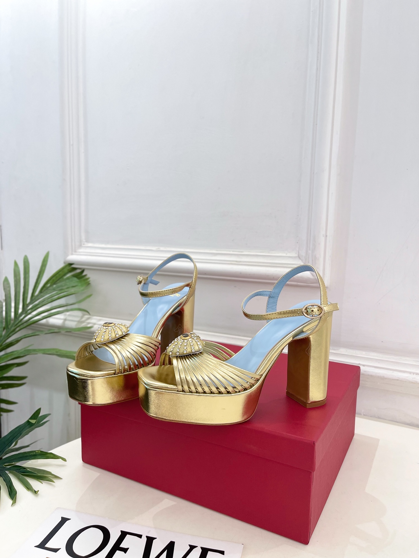 Valentino 华伦天奴 26𝐬𝐬 2026ss春夏新品 VT爱心钻扣细带高跟防水台凉鞋 上新☑️ ———————— Valentino 华伦天奴 26𝐬𝐬 2026ss春夏新品 VT爱心钻扣细带高跟防水台凉鞋 上新☑️ ————————