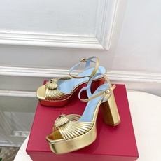 Valentino 华伦天奴 26𝐬𝐬 2026ss春夏新品 VT爱心钻扣细带高跟防水台凉鞋 上新☑️ ———————— Valentino 华伦天奴 26𝐬𝐬 2026ss春夏新品 VT爱心钻扣细带高跟防水台凉鞋 上新☑️ ————————