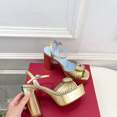 Valentino 华伦天奴 26𝐬𝐬 2026ss春夏新品 VT爱心钻扣细带高跟防水台凉鞋 上新☑️ ———————— Valentino 华伦天奴 26𝐬𝐬 2026ss春夏新品 VT爱心钻扣细带高跟防水台凉鞋 上新☑️ ————————