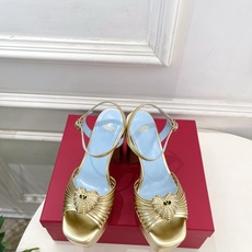 Valentino 华伦天奴 26𝐬𝐬 2026ss春夏新品 VT爱心钻扣细带高跟防水台凉鞋 上新☑️ ———————— Valentino 华伦天奴 26𝐬𝐬 2026ss春夏新品 VT爱心钻扣细带高跟防水台凉鞋 上新☑️ ————————