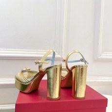 Valentino 华伦天奴 26𝐬𝐬 2026ss春夏新品 VT爱心钻扣细带高跟防水台凉鞋 上新☑️ ———————— Valentino 华伦天奴 26𝐬𝐬 2026ss春夏新品 VT爱心钻扣细带高跟防水台凉鞋 上新☑️ ————————