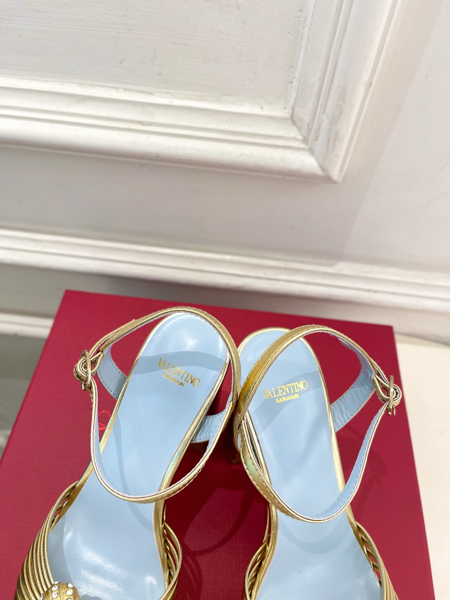 Valentino 华伦天奴 26𝐬𝐬 2026ss春夏新品 VT爱心钻扣细带高跟防水台凉鞋 上新☑️ ———————— Valentino 华伦天奴 26𝐬𝐬 2026ss春夏新品 VT爱心钻扣细带高跟防水台凉鞋 上新☑️ ————————