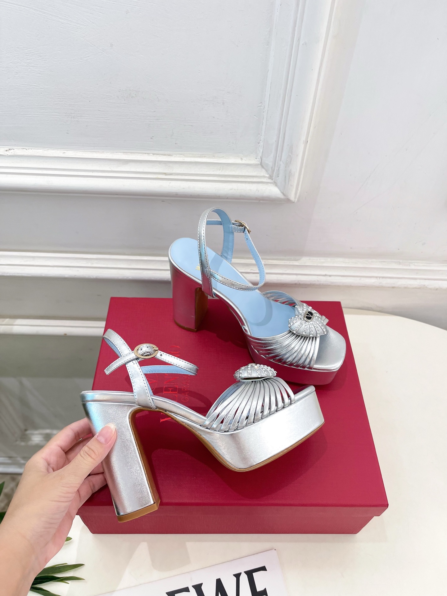 Valentino 华伦天奴 26𝐬𝐬 2026ss春夏新品 VT爱心钻扣细带高跟防水台凉鞋 上新☑️ ———————— Valentino 华伦天奴 26𝐬𝐬 2026ss春夏新品 VT爱心钻扣细带高跟防水台凉鞋 上新☑️ ————————
