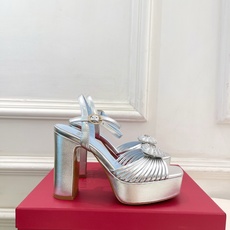 Valentino 华伦天奴 26𝐬𝐬 2026ss春夏新品 VT爱心钻扣细带高跟防水台凉鞋 上新☑️ ———————— Valentino 华伦天奴 26𝐬𝐬 2026ss春夏新品 VT爱心钻扣细带高跟防水台凉鞋 上新☑️ ————————