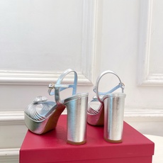 Valentino 华伦天奴 26𝐬𝐬 2026ss春夏新品 VT爱心钻扣细带高跟防水台凉鞋 上新☑️ ———————— Valentino 华伦天奴 26𝐬𝐬 2026ss春夏新品 VT爱心钻扣细带高跟防水台凉鞋 上新☑️ ————————