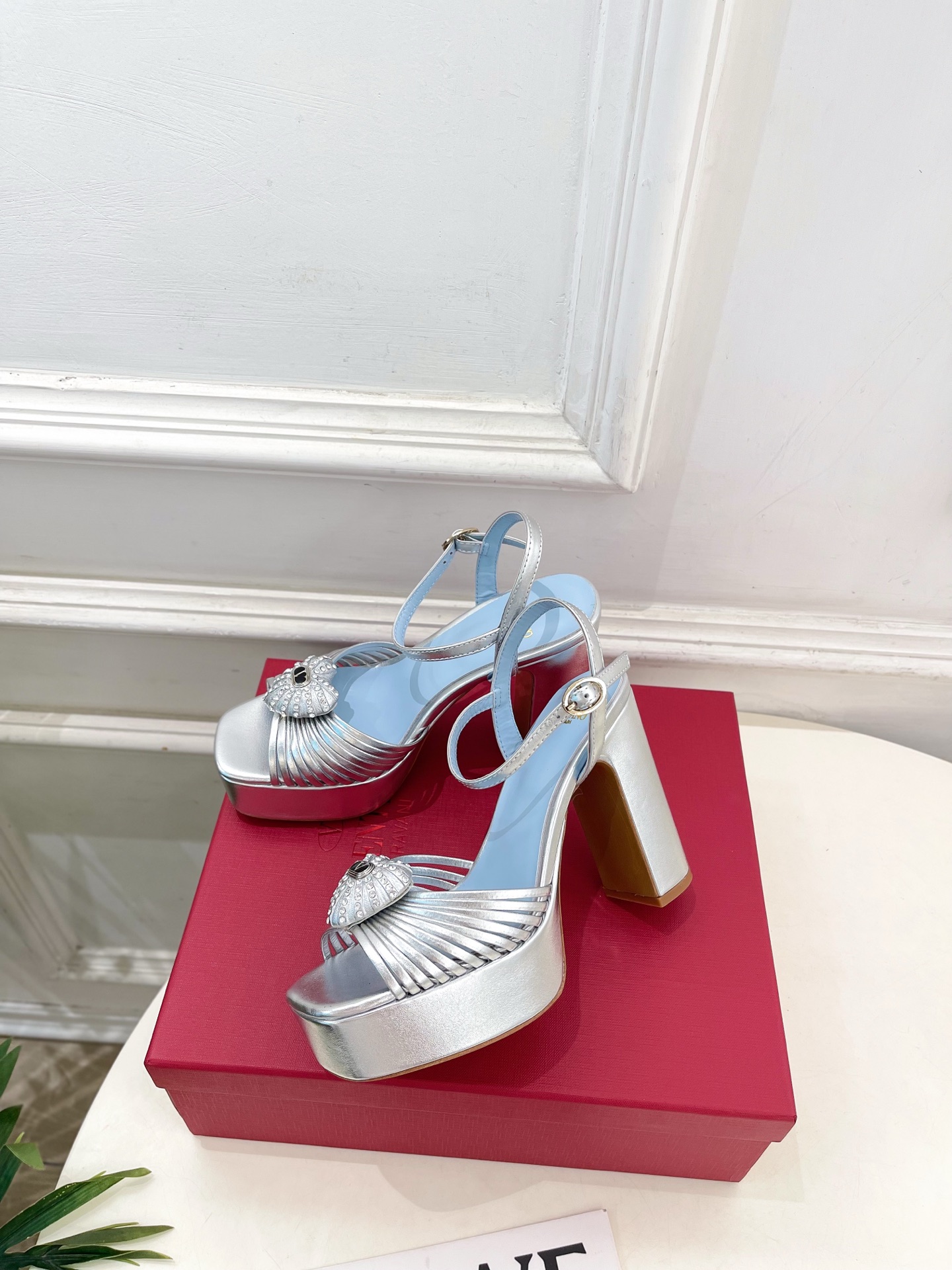 Valentino 华伦天奴 26𝐬𝐬 2026ss春夏新品 VT爱心钻扣细带高跟防水台凉鞋 上新☑️ ———————— Valentino 华伦天奴 26𝐬𝐬 2026ss春夏新品 VT爱心钻扣细带高跟防水台凉鞋 上新☑️ ————————