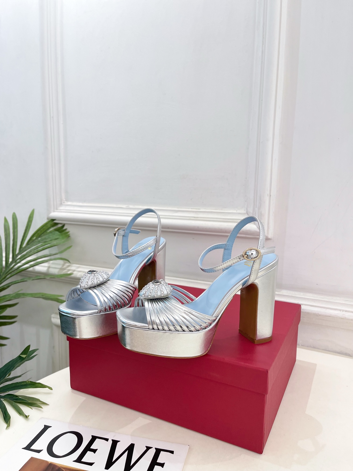 Valentino 华伦天奴 26𝐬𝐬 2026ss春夏新品 VT爱心钻扣细带高跟防水台凉鞋 上新☑️ ———————— Valentino 华伦天奴 26𝐬𝐬 2026ss春夏新品 VT爱心钻扣细带高跟防水台凉鞋 上新☑️ ————————