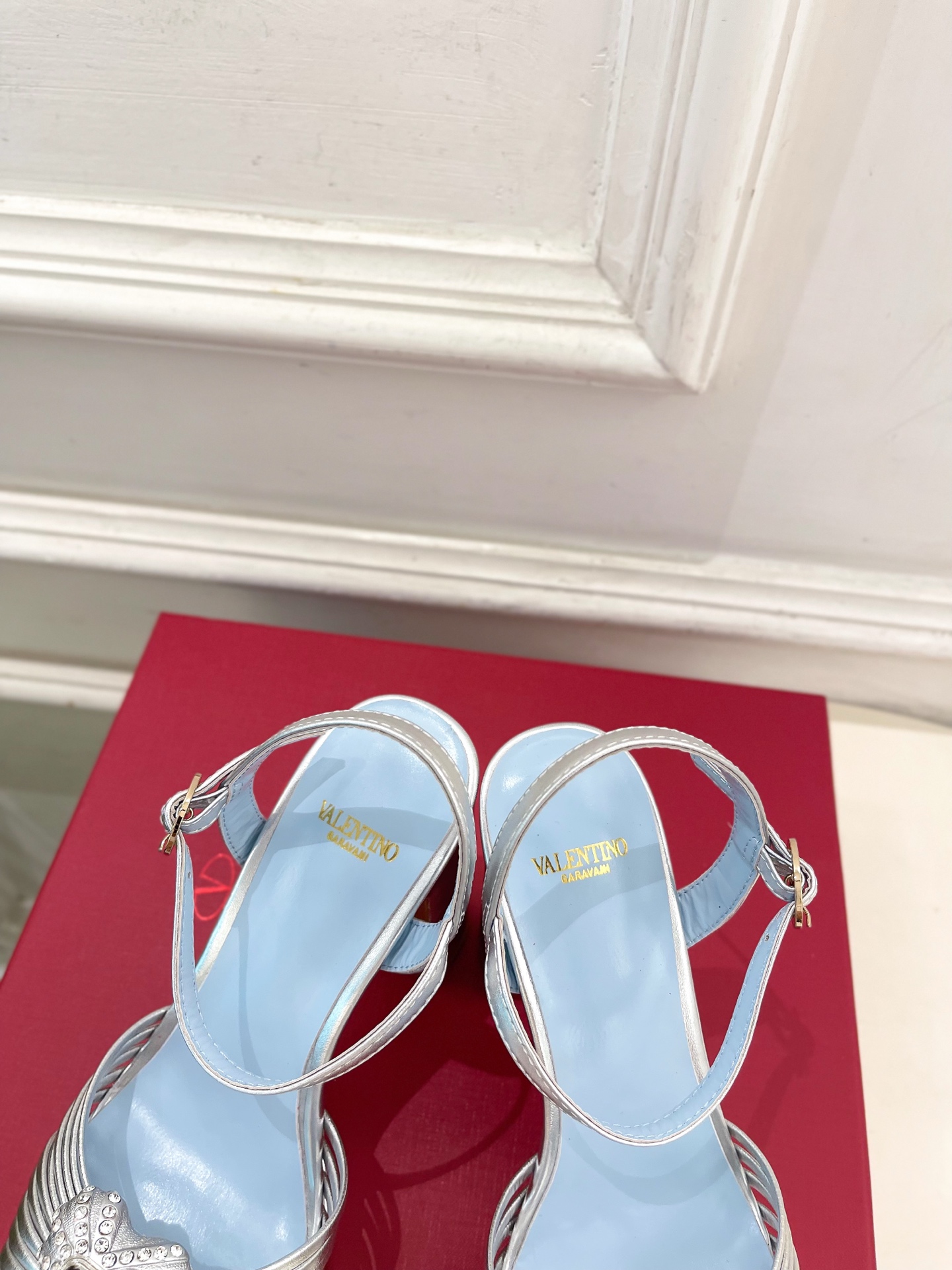 Valentino 华伦天奴 26𝐬𝐬 2026ss春夏新品 VT爱心钻扣细带高跟防水台凉鞋 上新☑️ ———————— Valentino 华伦天奴 26𝐬𝐬 2026ss春夏新品 VT爱心钻扣细带高跟防水台凉鞋 上新☑️ ————————