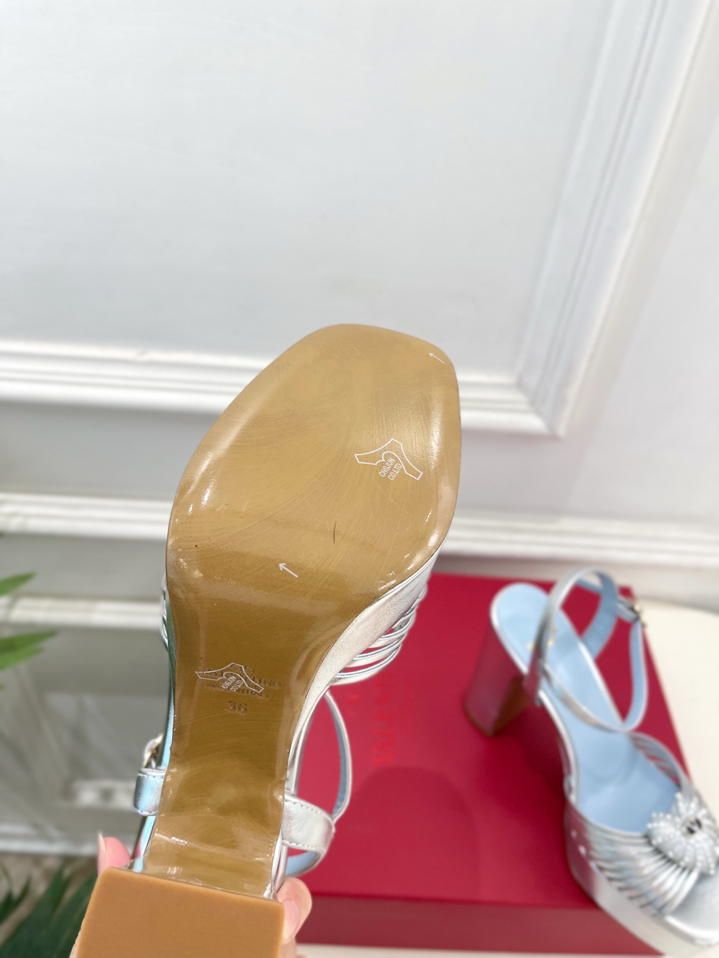 Valentino 华伦天奴 26𝐬𝐬 2026ss春夏新品 VT爱心钻扣细带高跟防水台凉鞋 上新☑️ ———————— Valentino 华伦天奴 26𝐬𝐬 2026ss春夏新品 VT爱心钻扣细带高跟防水台凉鞋 上新☑️ ————————