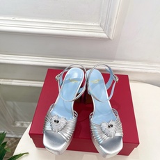 Valentino 华伦天奴 26𝐬𝐬 2026ss春夏新品 VT爱心钻扣细带高跟防水台凉鞋 上新☑️ ———————— Valentino 华伦天奴 26𝐬𝐬 2026ss春夏新品 VT爱心钻扣细带高跟防水台凉鞋 上新☑️ ————————
