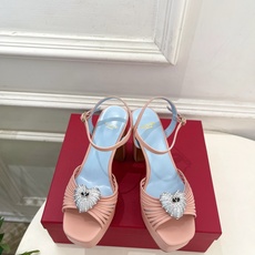 Valentino 华伦天奴 26𝐬𝐬 2026ss春夏新品 VT爱心钻扣细带高跟防水台凉鞋 上新☑️ ———————— Valentino 华伦天奴 26𝐬𝐬 2026ss春夏新品 VT爱心钻扣细带高跟防水台凉鞋 上新☑️ ————————