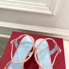 Valentino 华伦天奴 26𝐬𝐬 2026ss春夏新品 VT爱心钻扣细带高跟防水台凉鞋 上新☑️ ———————— Valentino 华伦天奴 26𝐬𝐬 2026ss春夏新品 VT爱心钻扣细带高跟防水台凉鞋 上新☑️ ————————