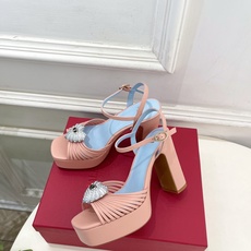 Valentino 华伦天奴 26𝐬𝐬 2026ss春夏新品 VT爱心钻扣细带高跟防水台凉鞋 上新☑️ ———————— Valentino 华伦天奴 26𝐬𝐬 2026ss春夏新品 VT爱心钻扣细带高跟防水台凉鞋 上新☑️ ————————