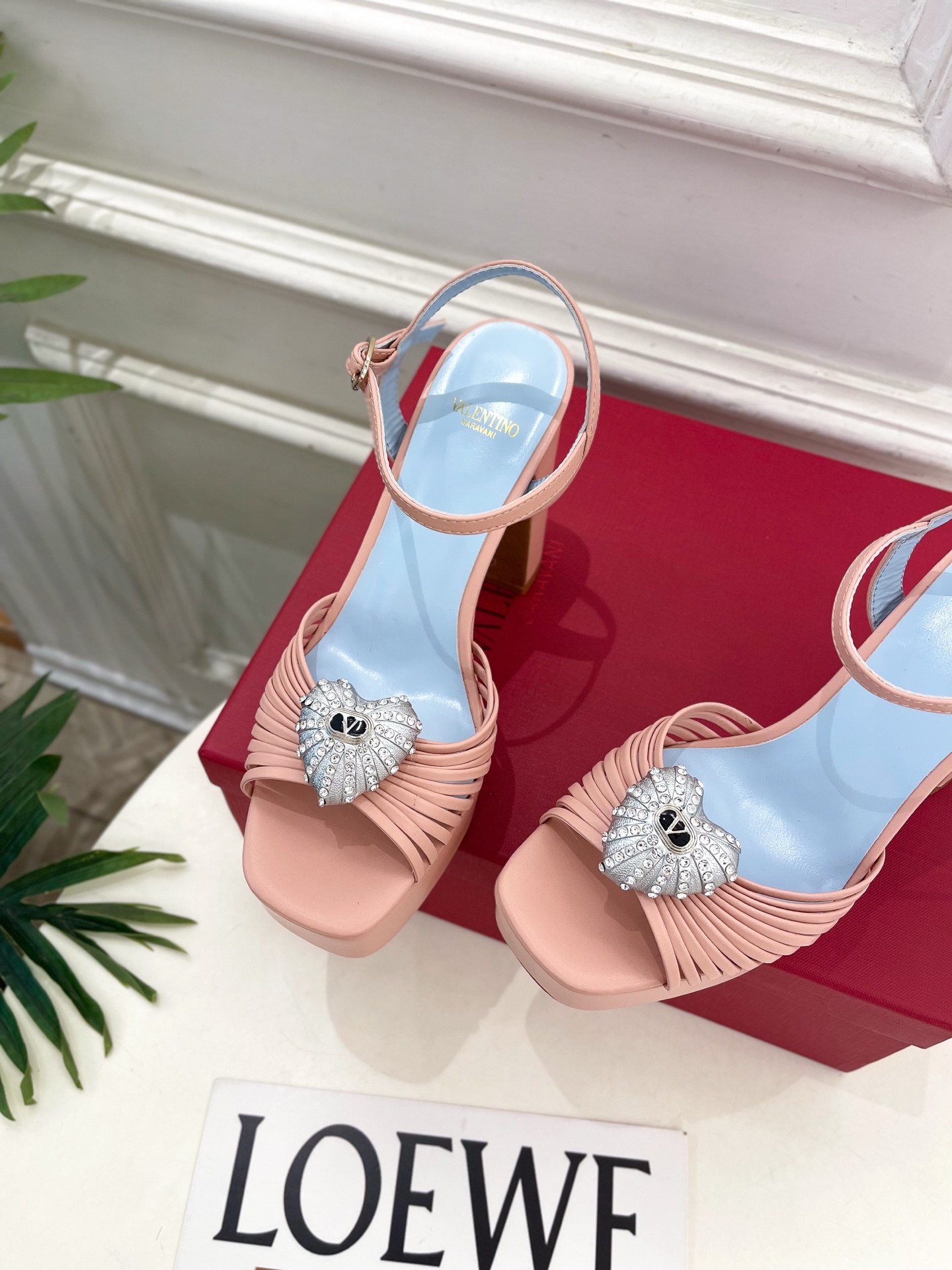 Valentino 华伦天奴 26𝐬𝐬 2026ss春夏新品 VT爱心钻扣细带高跟防水台凉鞋 上新☑️ ———————— Valentino 华伦天奴 26𝐬𝐬 2026ss春夏新品 VT爱心钻扣细带高跟防水台凉鞋 上新☑️ ————————
