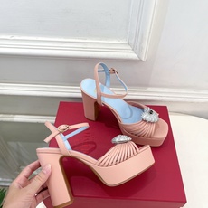 Valentino 华伦天奴 26𝐬𝐬 2026ss春夏新品 VT爱心钻扣细带高跟防水台凉鞋 上新☑️ ———————— Valentino 华伦天奴 26𝐬𝐬 2026ss春夏新品 VT爱心钻扣细带高跟防水台凉鞋 上新☑️ ————————