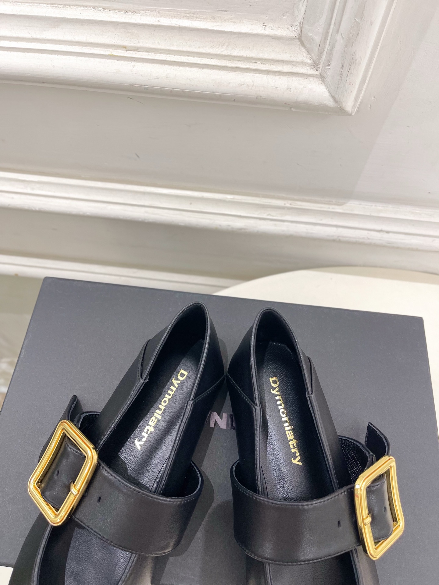 DYMONLATRY 2026秋冬新品 极简尖头方扣玛丽珍单鞋 ————————— 作为这两年最受欢迎的设计师牌,设计简 DYMONLATRY 2026秋冬新品 极简尖头方扣玛丽珍单鞋 ————————— 作为这两年最受欢迎的设计师牌,设计简