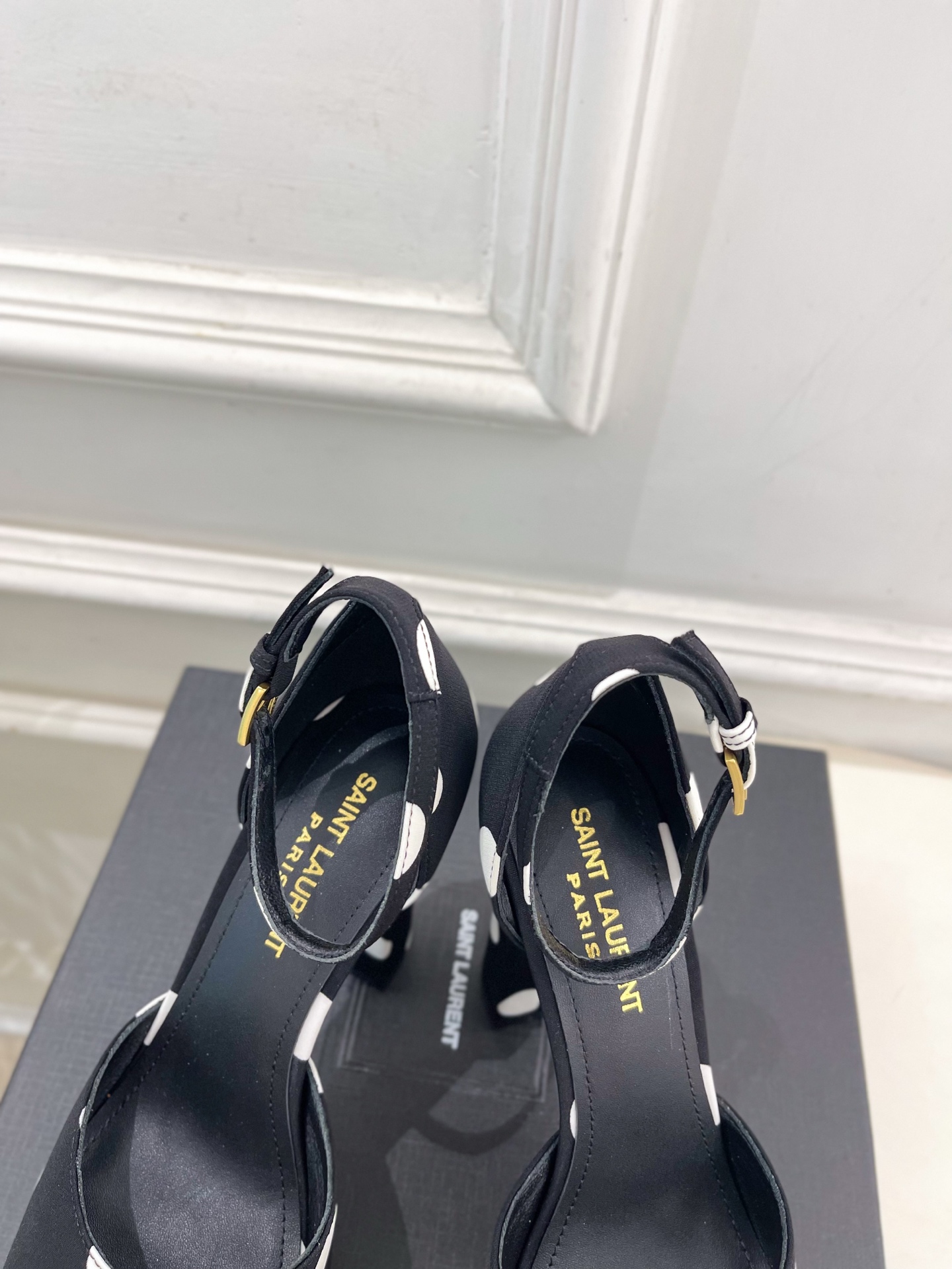 SAIN*LAURENT 圣罗兰 26𝐬𝐬 2026春夏新品YSL波点鱼嘴高跟防水台凉鞋 上新☑️ ————————— SAIN*LAURENT 圣罗兰 26𝐬𝐬 2026春夏新品YSL波点鱼嘴高跟防水台凉鞋 上新☑️ —————————