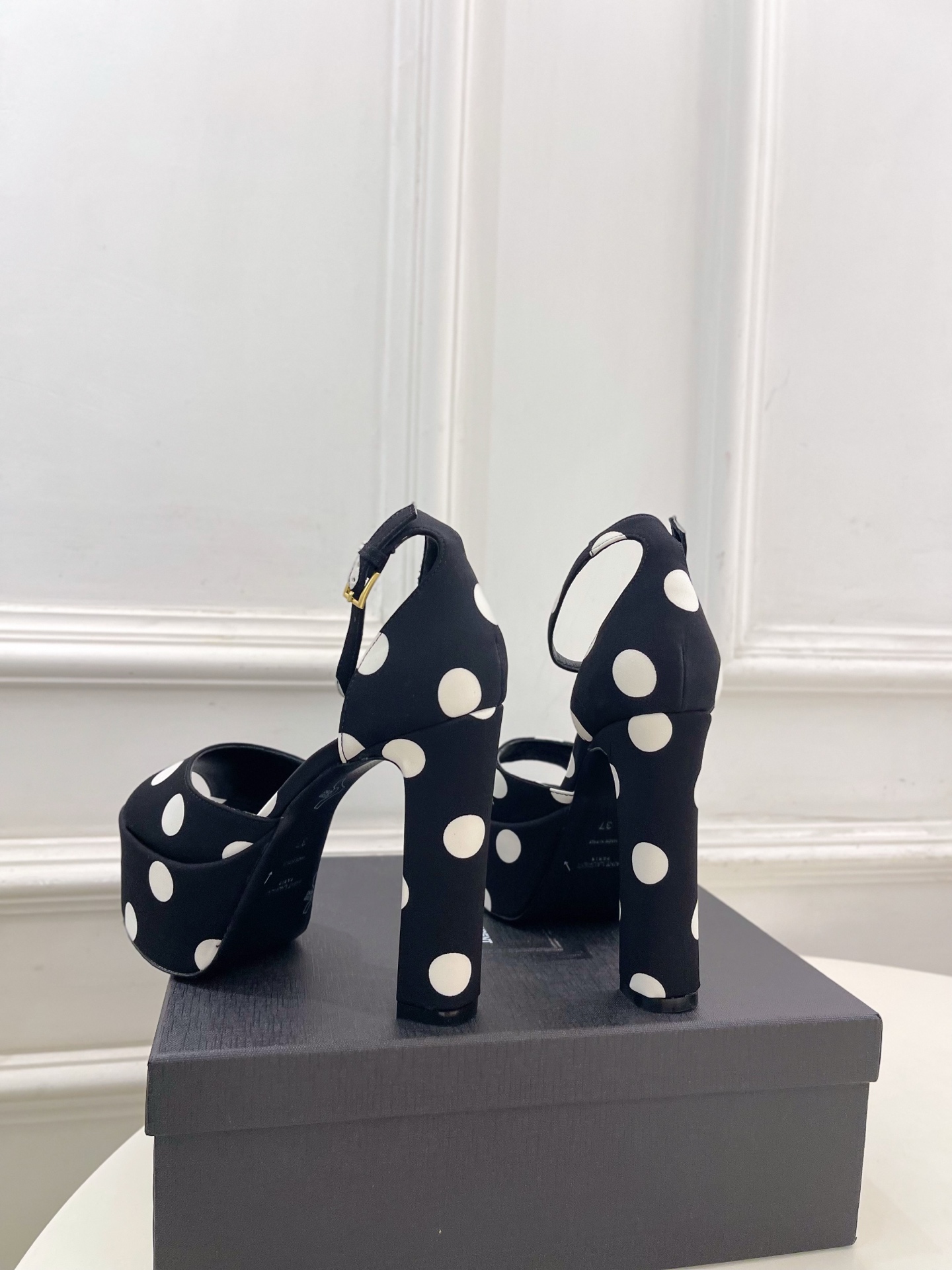 SAIN*LAURENT 圣罗兰 26𝐬𝐬 2026春夏新品YSL波点鱼嘴高跟防水台凉鞋 上新☑️ ————————— SAIN*LAURENT 圣罗兰 26𝐬𝐬 2026春夏新品YSL波点鱼嘴高跟防水台凉鞋 上新☑️ —————————