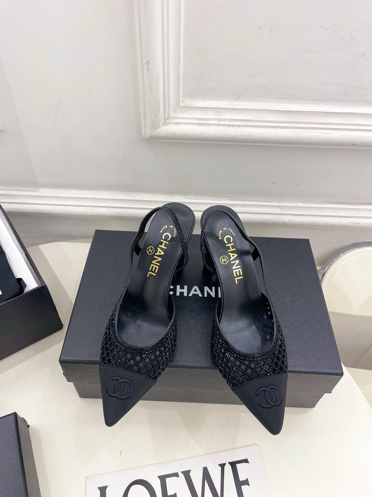 𝐂𝐇𝐀𝐍𝐄𝐋 | 小香 26𝐬𝐬 🦋2026 新品 专柜经典走秀款 小香双C水钻镂空尖头粗跟后空凉鞋 系列上新〰 𝐂𝐇𝐀𝐍𝐄𝐋 | 小香 26𝐬𝐬 🦋2026 新品 专柜经典走秀款 小香双C水钻镂空尖头粗跟后空凉鞋 系列上新〰