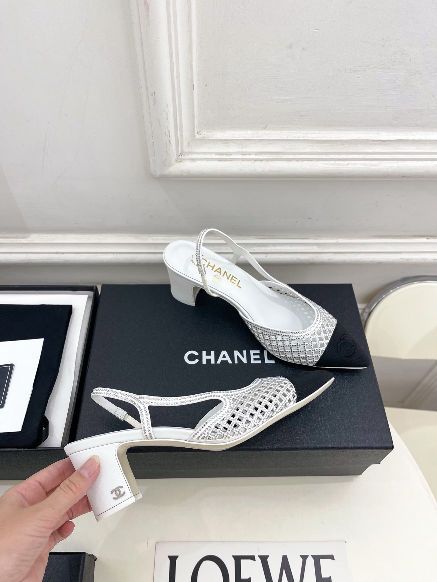 𝐂𝐇𝐀𝐍𝐄𝐋 | 小香 26𝐬𝐬 🦋2026 新品 专柜经典走秀款 小香双C水钻镂空尖头粗跟后空凉鞋 系列上新〰 𝐂𝐇𝐀𝐍𝐄𝐋 | 小香 26𝐬𝐬 🦋2026 新品 专柜经典走秀款 小香双C水钻镂空尖头粗跟后空凉鞋 系列上新〰