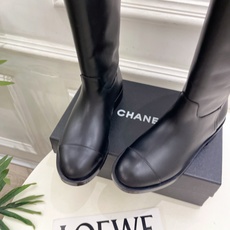 𝐂𝐇𝐀𝐍𝐄𝐋 | 小香 26𝐬𝐬 🦋2026 秋冬新品 专柜经典走秀款 小香经典字母扣骑士长靴 系列上新〰 🍬 𝐂𝐇𝐀𝐍𝐄𝐋 | 小香 26𝐬𝐬 🦋2026 秋冬新品 专柜经典走秀款 小香经典字母扣骑士长靴 系列上新〰 🍬