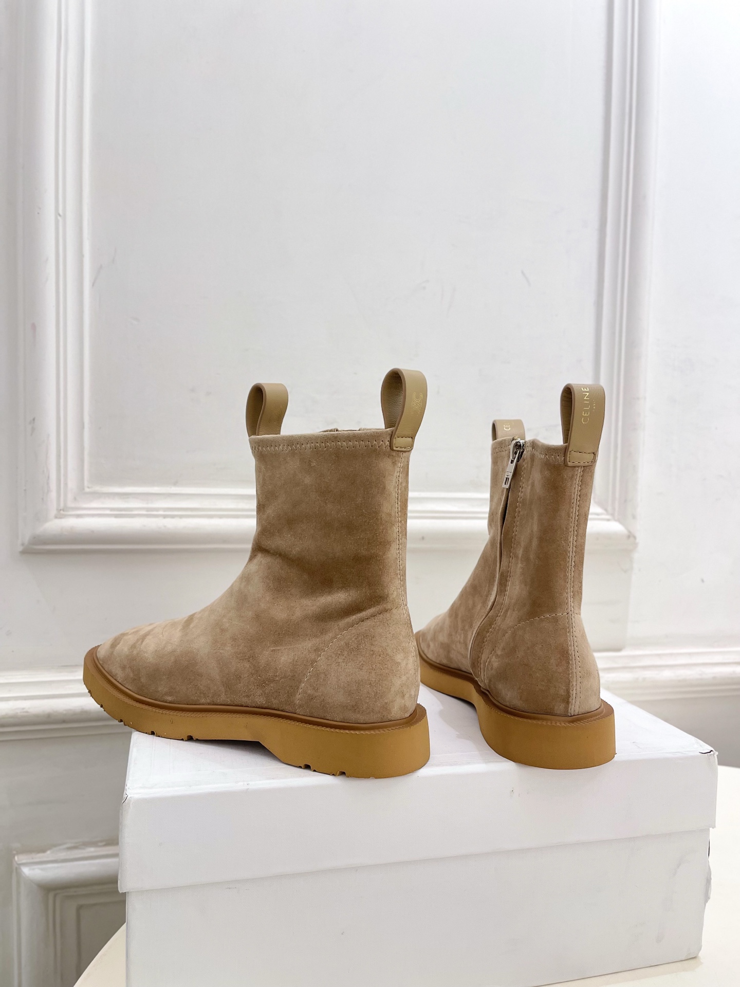 CELINE | 赛琳 26𝐬𝐬 💛2026秋冬新品 凯旋门复古侧拉链平底短靴上新! 🔜BS 这一季的赛琳真的是开 CELINE | 赛琳 26𝐬𝐬 💛2026秋冬新品 凯旋门复古侧拉链平底短靴上新! 🔜BS 这一季的赛琳真的是开