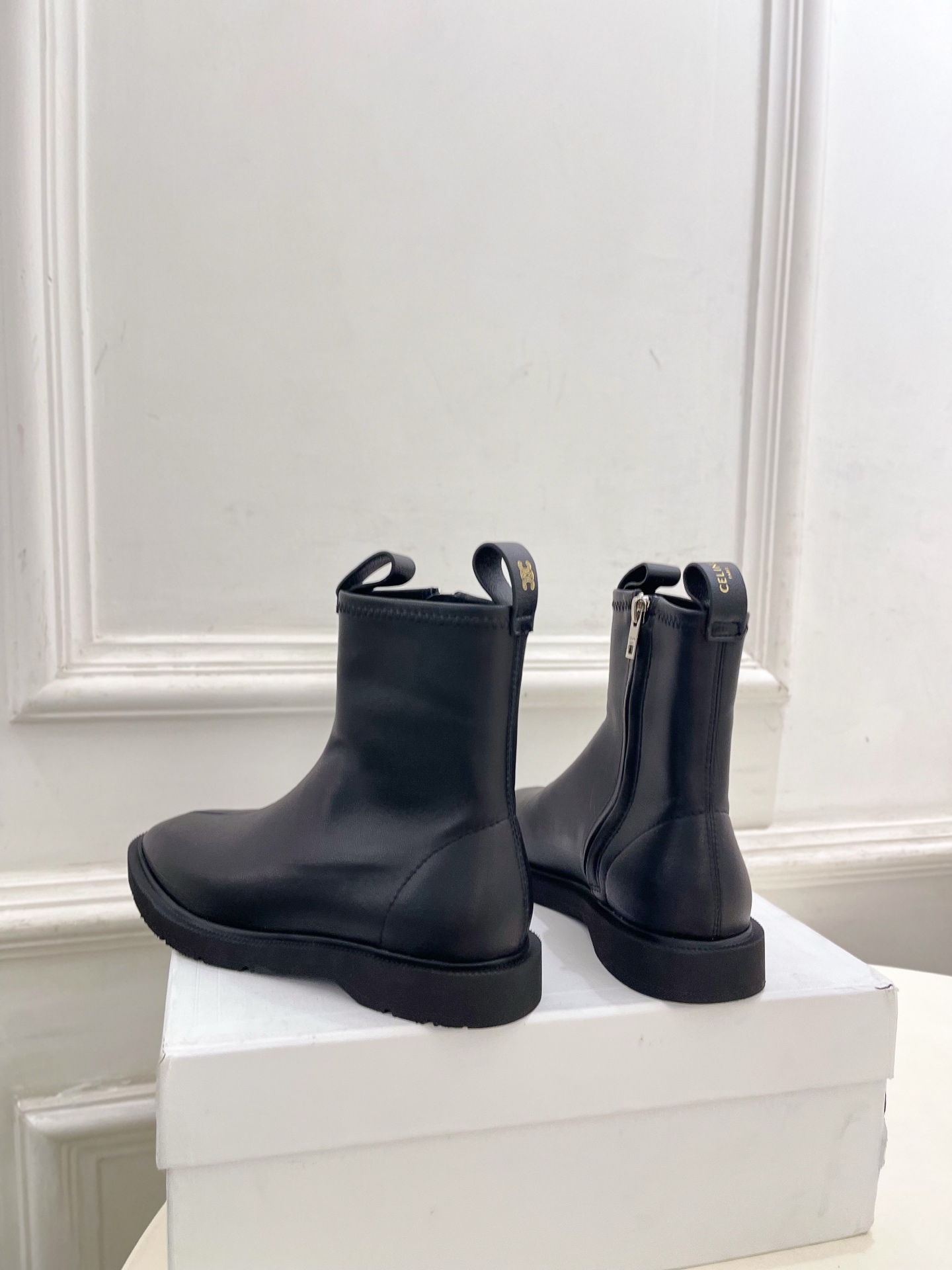 CELINE | 赛琳 26𝐬𝐬 💛2026秋冬新品 凯旋门复古侧拉链平底短靴上新! 🔜BS 这一季的赛琳真的是开 CELINE | 赛琳 26𝐬𝐬 💛2026秋冬新品 凯旋门复古侧拉链平底短靴上新! 🔜BS 这一季的赛琳真的是开