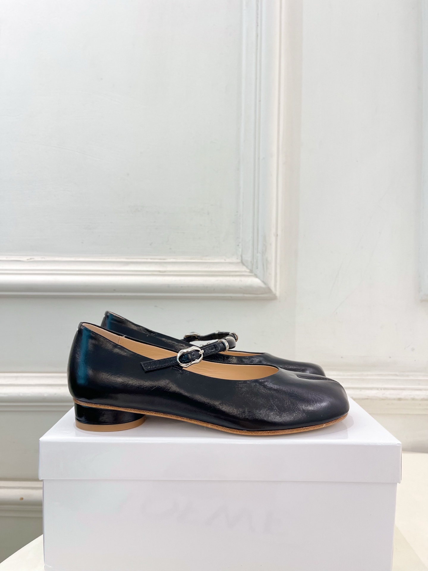 Maison Margiela· 马吉拉26𝐬𝐬 2026春夏新品 MM6复古分趾玛丽珍芭蕾鞋———————— MM6 Maison Margiela· 马吉拉26𝐬𝐬 2026春夏新品 MM6复古分趾玛丽珍芭蕾鞋———————— MM6
