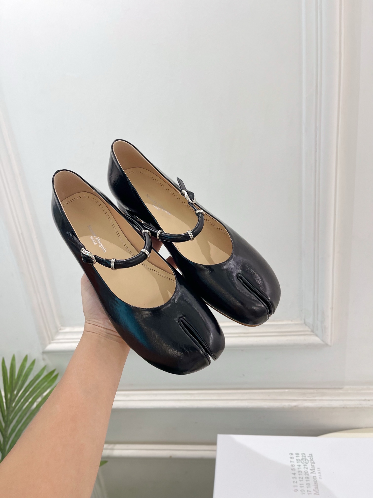 Maison Margiela· 马吉拉26𝐬𝐬 2026春夏新品 MM6复古分趾玛丽珍芭蕾鞋———————— MM6 Maison Margiela· 马吉拉26𝐬𝐬 2026春夏新品 MM6复古分趾玛丽珍芭蕾鞋———————— MM6