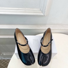 Maison Margiela· 马吉拉26𝐬𝐬 2026春夏新品 MM6复古分趾玛丽珍芭蕾鞋———————— MM6 Maison Margiela· 马吉拉26𝐬𝐬 2026春夏新品 MM6复古分趾玛丽珍芭蕾鞋———————— MM6