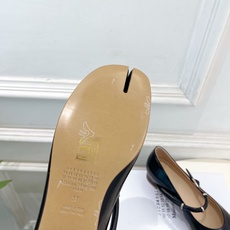 Maison Margiela· 马吉拉26𝐬𝐬 2026春夏新品 MM6复古分趾玛丽珍芭蕾鞋———————— MM6 Maison Margiela· 马吉拉26𝐬𝐬 2026春夏新品 MM6复古分趾玛丽珍芭蕾鞋———————— MM6