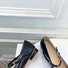 Maison Margiela· 马吉拉26𝐬𝐬 2026春夏新品 MM6复古分趾玛丽珍芭蕾鞋———————— MM6 Maison Margiela· 马吉拉26𝐬𝐬 2026春夏新品 MM6复古分趾玛丽珍芭蕾鞋———————— MM6