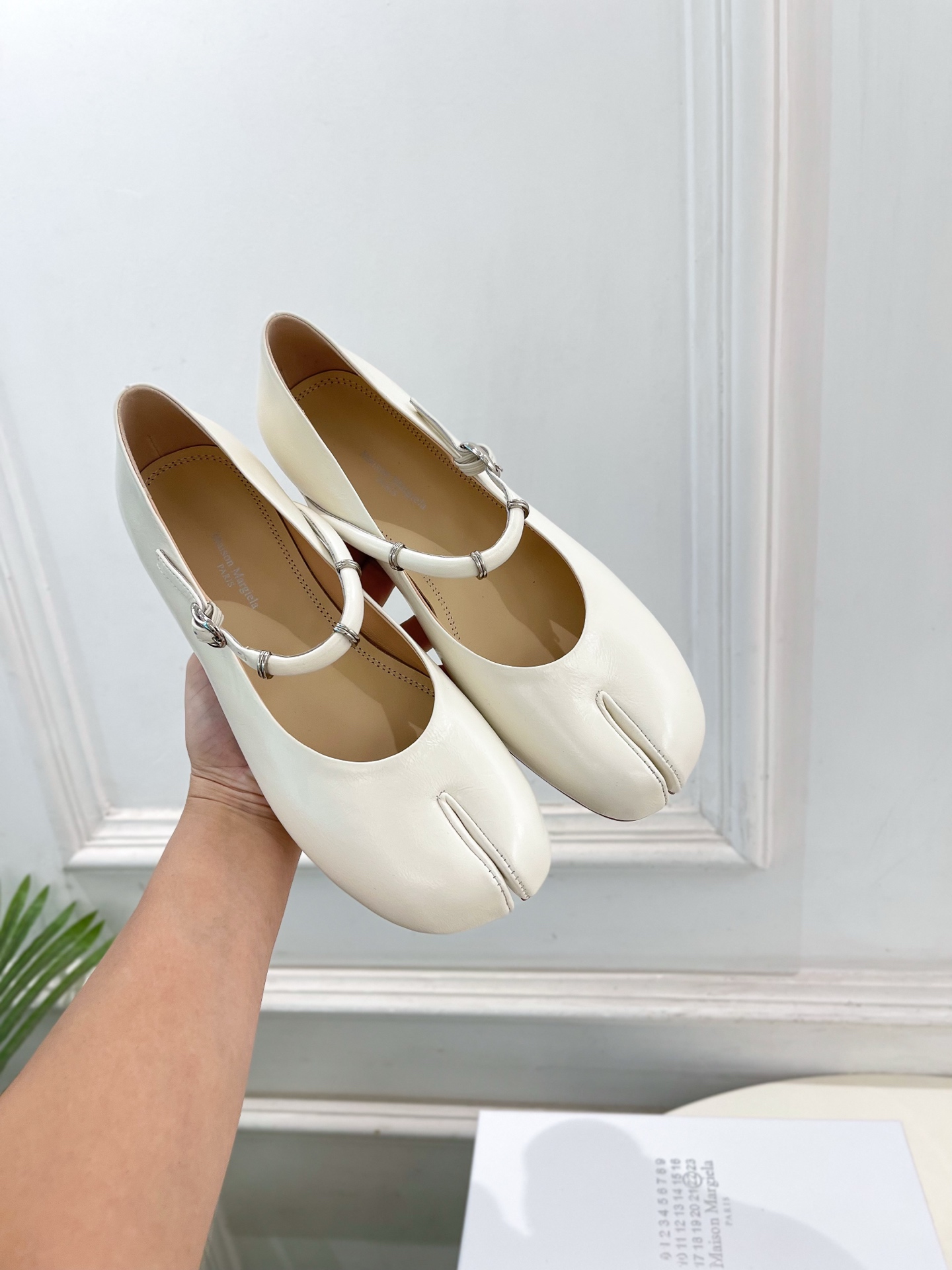 Maison Margiela· 马吉拉26𝐬𝐬 2026春夏新品 MM6复古分趾玛丽珍芭蕾鞋———————— MM6 Maison Margiela· 马吉拉26𝐬𝐬 2026春夏新品 MM6复古分趾玛丽珍芭蕾鞋———————— MM6