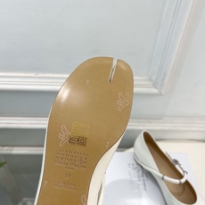 Maison Margiela· 马吉拉26𝐬𝐬 2026春夏新品 MM6复古分趾玛丽珍芭蕾鞋———————— MM6 Maison Margiela· 马吉拉26𝐬𝐬 2026春夏新品 MM6复古分趾玛丽珍芭蕾鞋———————— MM6