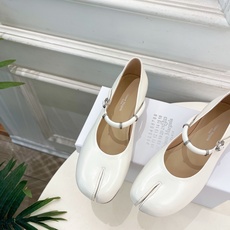 Maison Margiela· 马吉拉26𝐬𝐬 2026春夏新品 MM6复古分趾玛丽珍芭蕾鞋———————— MM6 Maison Margiela· 马吉拉26𝐬𝐬 2026春夏新品 MM6复古分趾玛丽珍芭蕾鞋———————— MM6