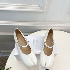 Maison Margiela· 马吉拉26𝐬𝐬 2026春夏新品 MM6复古分趾玛丽珍芭蕾鞋———————— MM6 Maison Margiela· 马吉拉26𝐬𝐬 2026春夏新品 MM6复古分趾玛丽珍芭蕾鞋———————— MM6