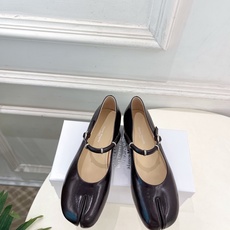 Maison Margiela· 马吉拉26𝐬𝐬 2026春夏新品 MM6复古分趾玛丽珍芭蕾鞋———————— MM6 Maison Margiela· 马吉拉26𝐬𝐬 2026春夏新品 MM6复古分趾玛丽珍芭蕾鞋———————— MM6