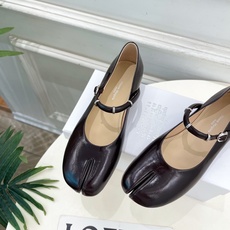 Maison Margiela· 马吉拉26𝐬𝐬 2026春夏新品 MM6复古分趾玛丽珍芭蕾鞋———————— MM6 Maison Margiela· 马吉拉26𝐬𝐬 2026春夏新品 MM6复古分趾玛丽珍芭蕾鞋———————— MM6