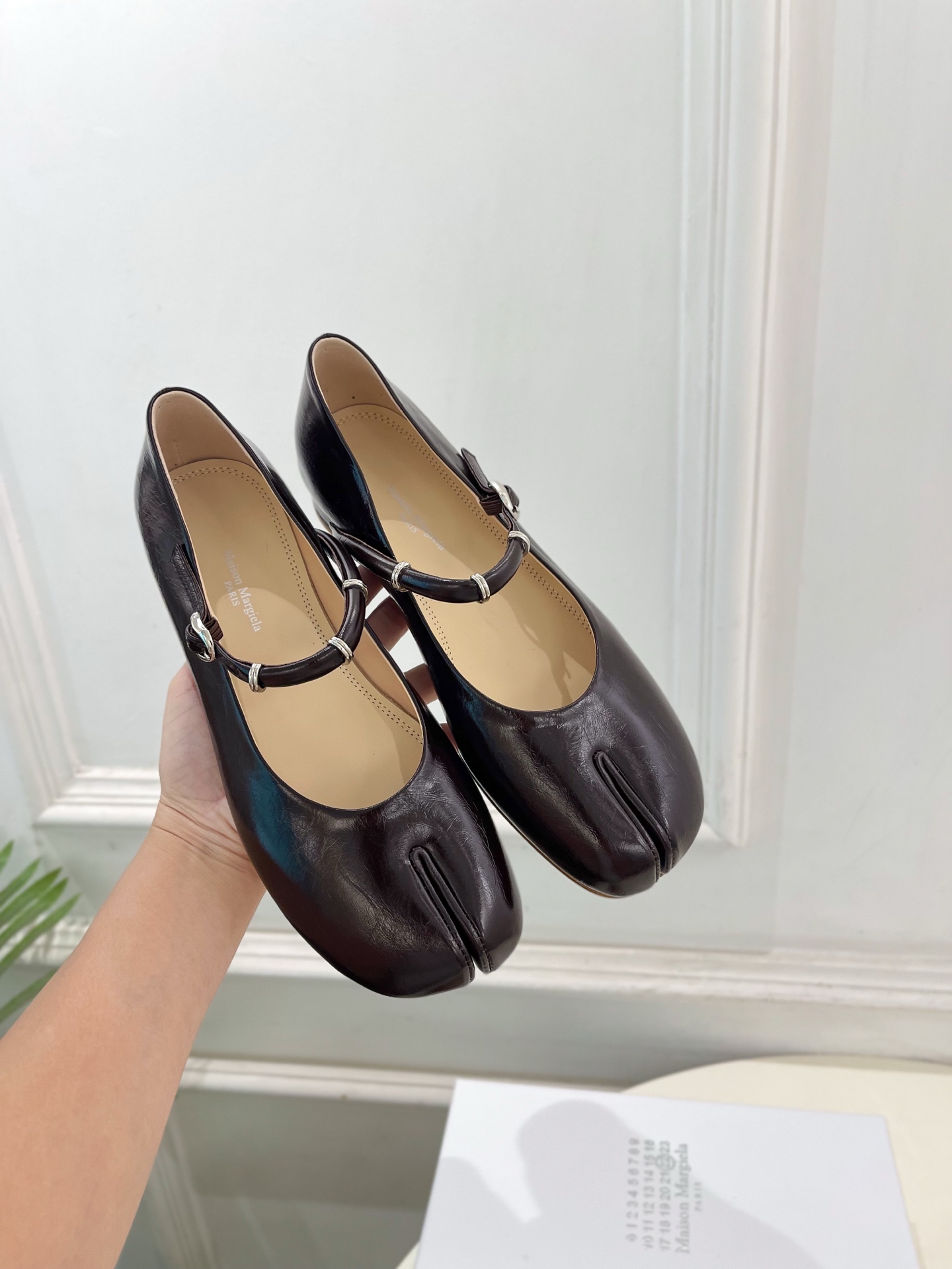 Maison Margiela· 马吉拉26𝐬𝐬 2026春夏新品 MM6复古分趾玛丽珍芭蕾鞋———————— MM6 Maison Margiela· 马吉拉26𝐬𝐬 2026春夏新品 MM6复古分趾玛丽珍芭蕾鞋———————— MM6