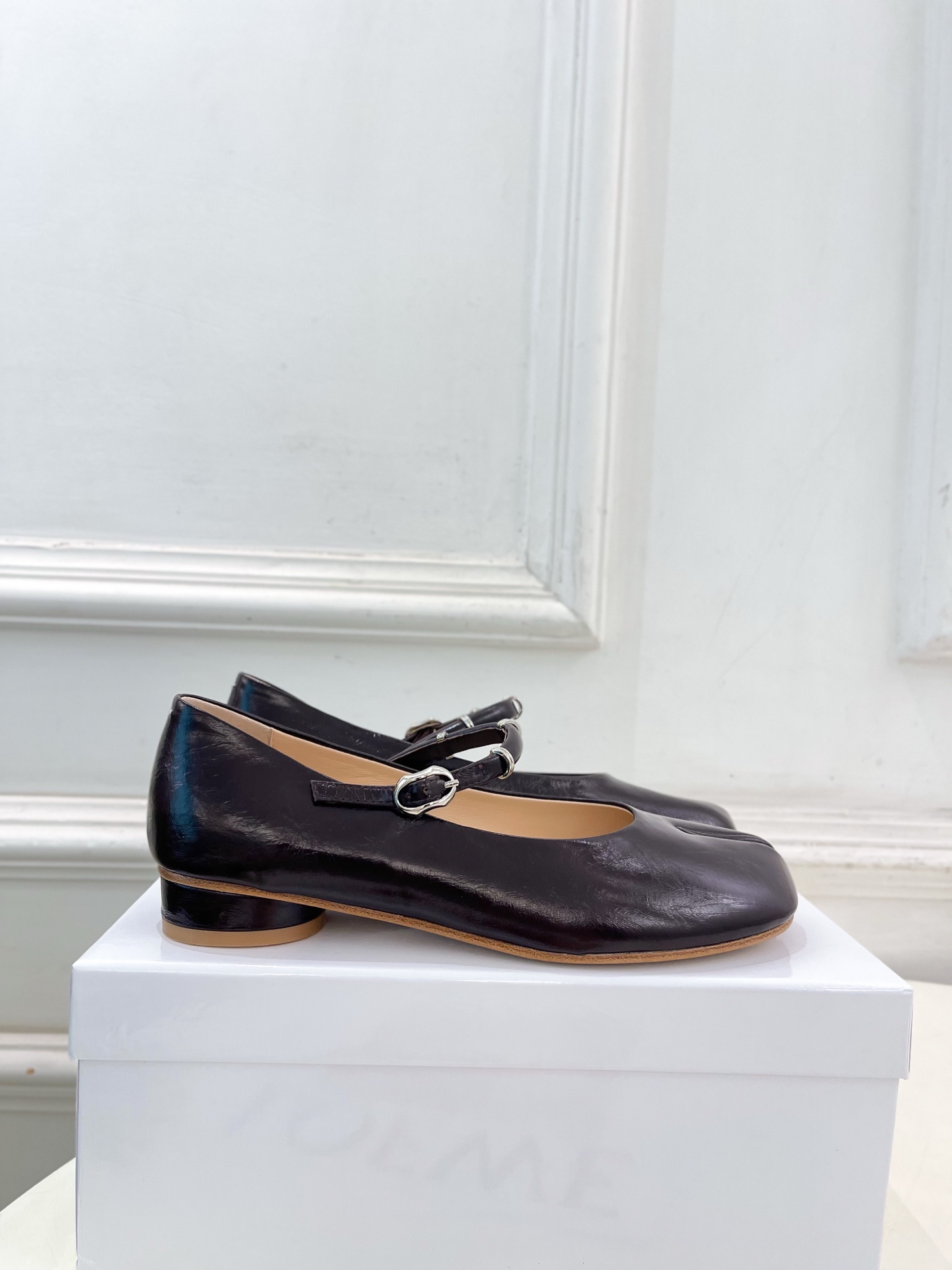 Maison Margiela· 马吉拉26𝐬𝐬 2026春夏新品 MM6复古分趾玛丽珍芭蕾鞋———————— MM6 Maison Margiela· 马吉拉26𝐬𝐬 2026春夏新品 MM6复古分趾玛丽珍芭蕾鞋———————— MM6