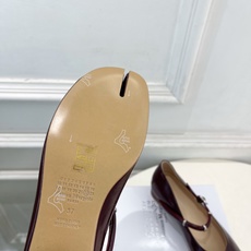 Maison Margiela· 马吉拉26𝐬𝐬 2026春夏新品 MM6复古分趾玛丽珍芭蕾鞋———————— MM6 Maison Margiela· 马吉拉26𝐬𝐬 2026春夏新品 MM6复古分趾玛丽珍芭蕾鞋———————— MM6