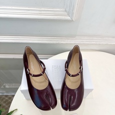 Maison Margiela· 马吉拉26𝐬𝐬 2026春夏新品 MM6复古分趾玛丽珍芭蕾鞋———————— MM6 Maison Margiela· 马吉拉26𝐬𝐬 2026春夏新品 MM6复古分趾玛丽珍芭蕾鞋———————— MM6